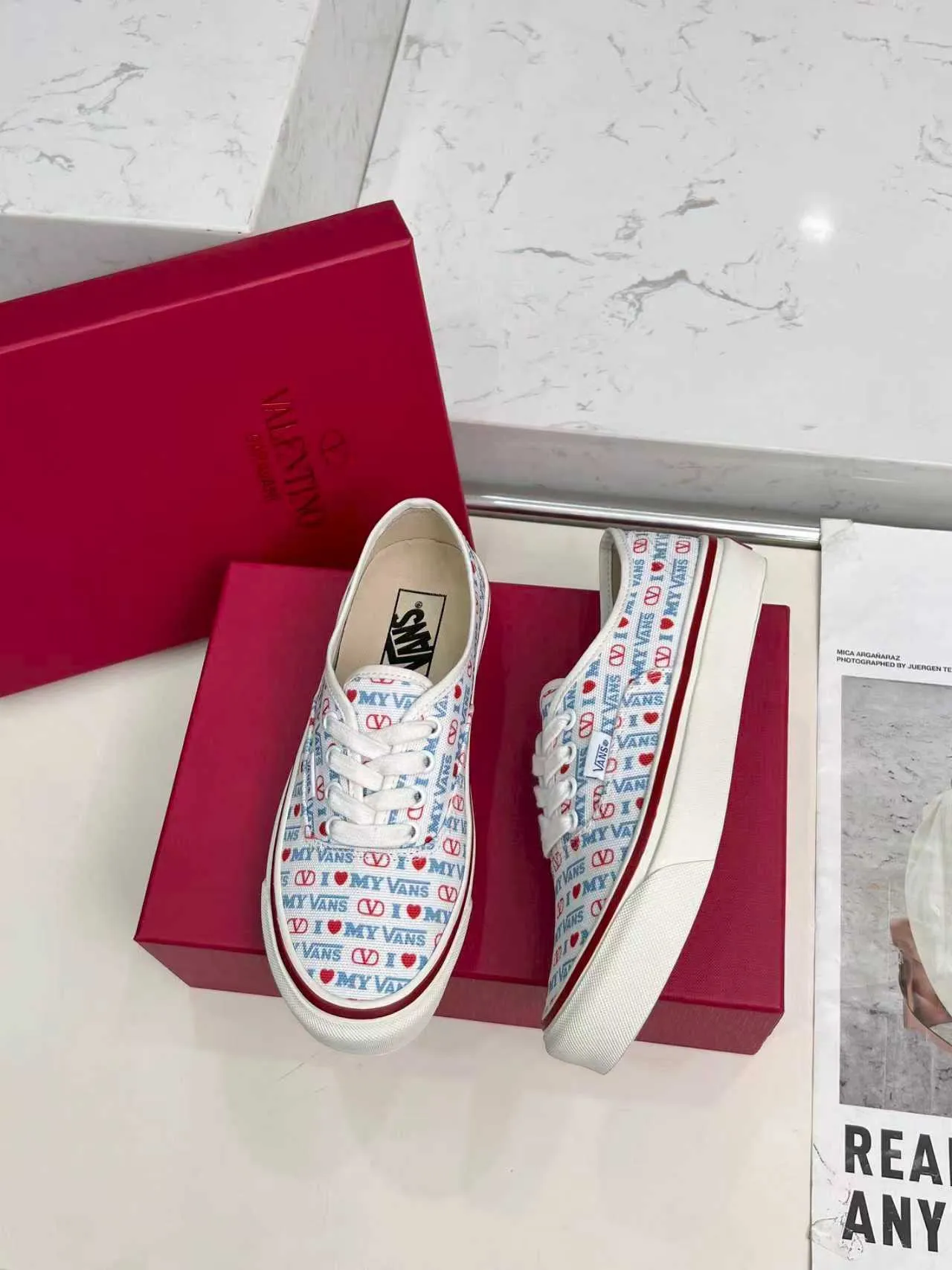[Valentino Giving classic shoes a personality that spans the ages. Many celebrities - Jolin Tsai. Yang Zi. Liu Wen. Ma Baiquan. Choi Soobin. freen. Song Zuer. JJ Lin. zel. Cecilia Cheung. shark. Xin Yunlai...same style.
